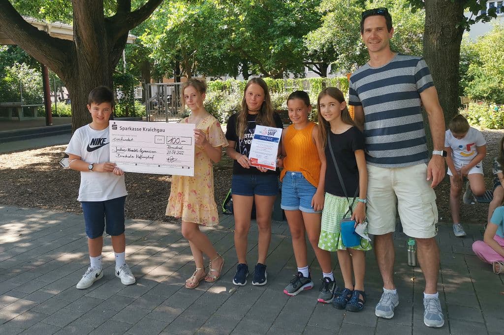 Spendenübergabe beim Hoffnungslauf JKG Bruchsal - Schülerinnen und Schüler übergeben 400 Euro Spende an Sparkasse Kraichgau