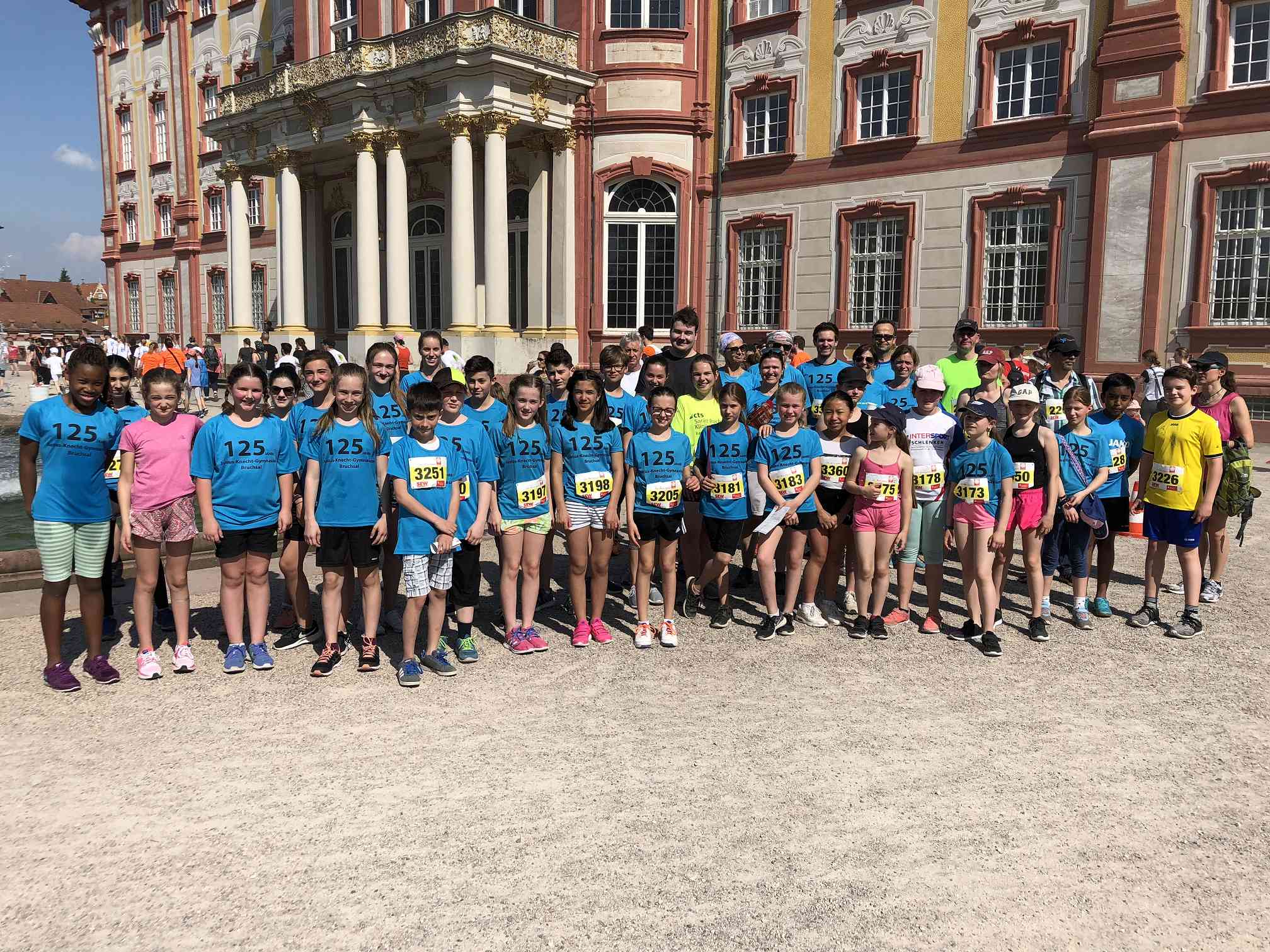 Gruppenfoto aller Teilnehmerinnen und Teilnehmer des Hoffnungslaufs 2018 vor dem Bruchsaler Schloss